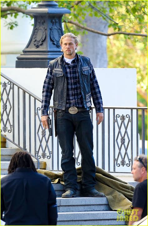 charlie hunnam goes undercover and still looks like a sharp shooter photo 3229606 charlie