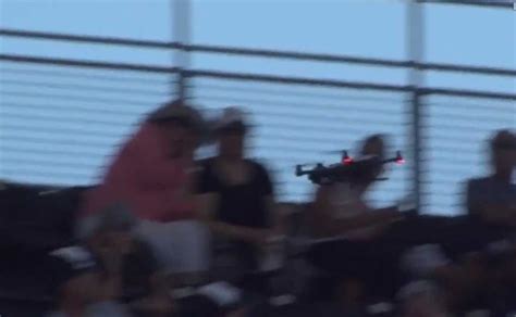 mlb video dron se estrella  el publico en juego de padres