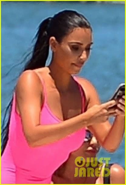 Kim Kardashian Flaunts Curves On A Yacht In Miami Photo 4130076