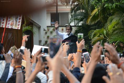 amitabh bachchan meets  fans   jalsa residence   march