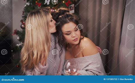 Un Bacio Di Due Amiche E Posa Lesbici Multirazziali Sexy Davanti Alla