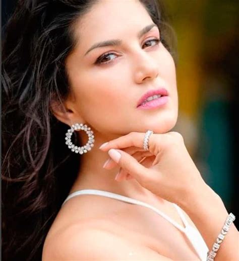 Sunny Leone Looks Super Hot As She Strikes A Sexy Pose