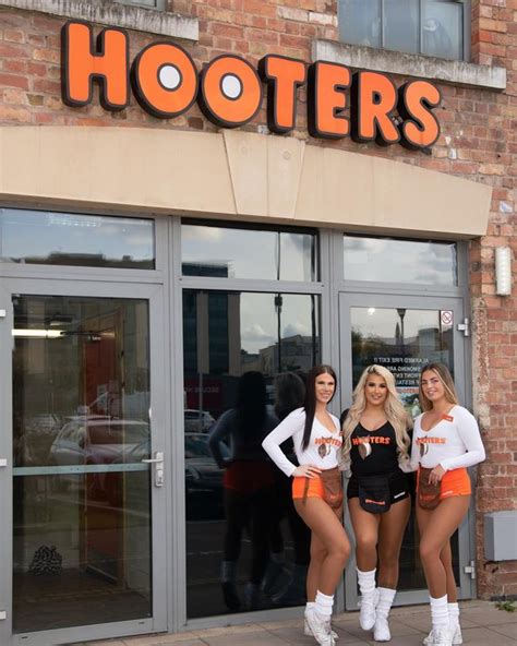 Pregnant Hooters Waitress Shows Off Maternity Uniform After Skimpy