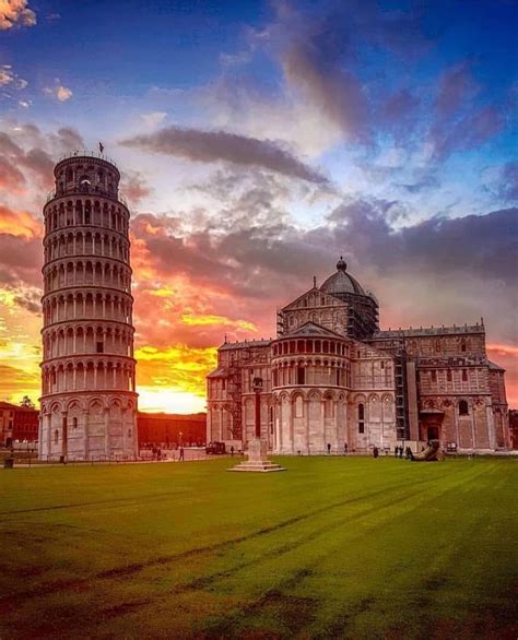 legendary leaning tower  pisa  italy      funny  cliche picture