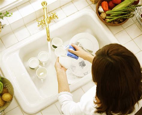 Here’s Why You Must Never Stop Washing Dishes By Hand Herzindagi
