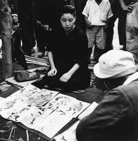 東京の街頭で品物を売る日本の女性 昭和館デジタルアーカイブ
