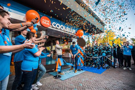 coolblue hype begint  arnhem met rij voor gratis koptelefoon foto gelderlandernl