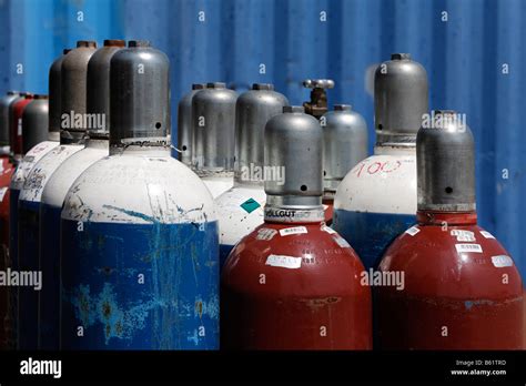 les bouteilles de gaz comprime avec de loxygene  lacetylene pour le