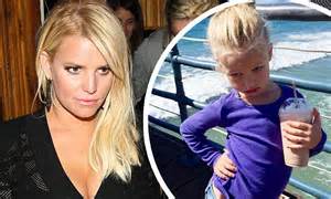 Strike A Pose Jessica Simpson Shares Photo Of Daughter Maxwell Drew