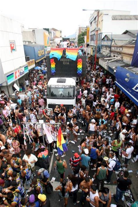 Parada Gay Atrai Multidão E Lota O Bairro De Madureira