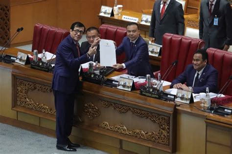 Sex Outside Marriage Illegal In Laws Updated By Indonesian Parliament