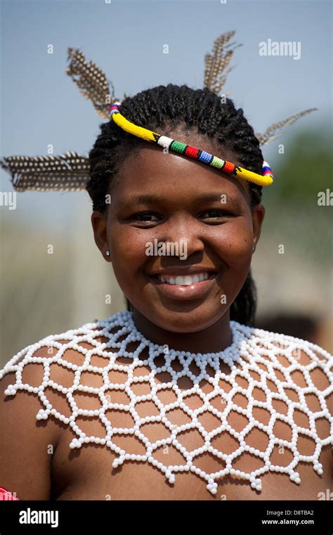 zulu jungfrau zulu reed dance im enyokeni palace nongoma südafrika