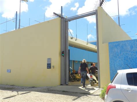 kort geding tegen discriminatie immigranten gevangenis bonaire caribisch netwerk