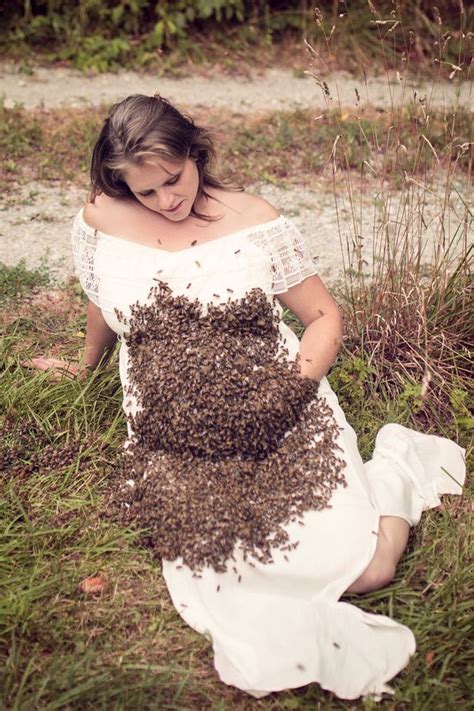 mum who posed for pregnancy photoshoot covered in 20 000 bees left