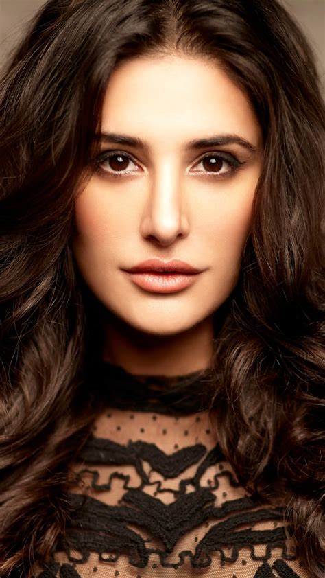 best 90 nargis fakhri hd photos and background wallpapers