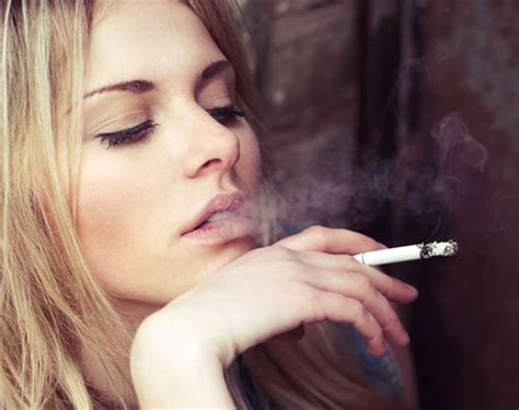 rokende vrouw shutterstock alwareness