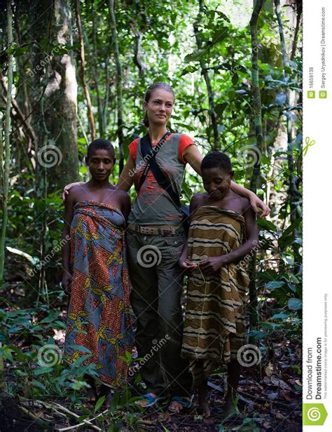 filles de tribu baka avec la femme blanche photo stock éditorial image 16659138
