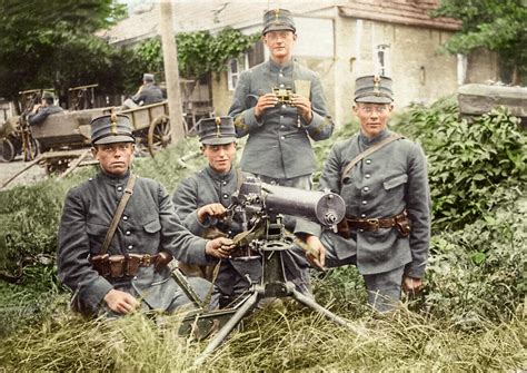 colorized photo  dutch soldiers posing   watercooled schwarzlose