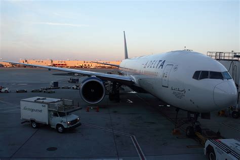 review flying   delta air lines boeing  lr domestically airlinereporter