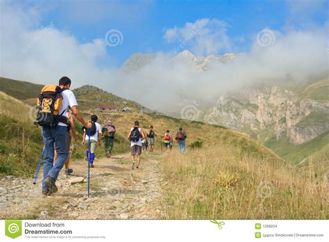 mensen die in de berg korab wandelen stock foto