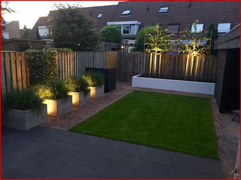 tuin border  strakke tuin met betonnen bakken en witte border   garden design