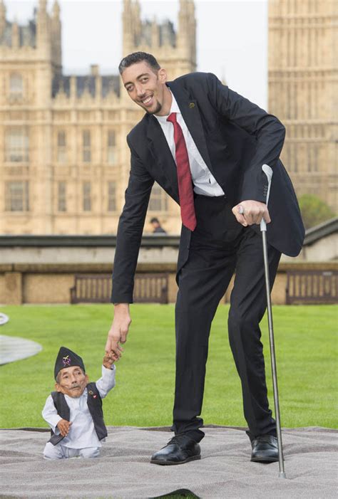 World S Tallest Man And Shortest Man Meet For Guinness World Records