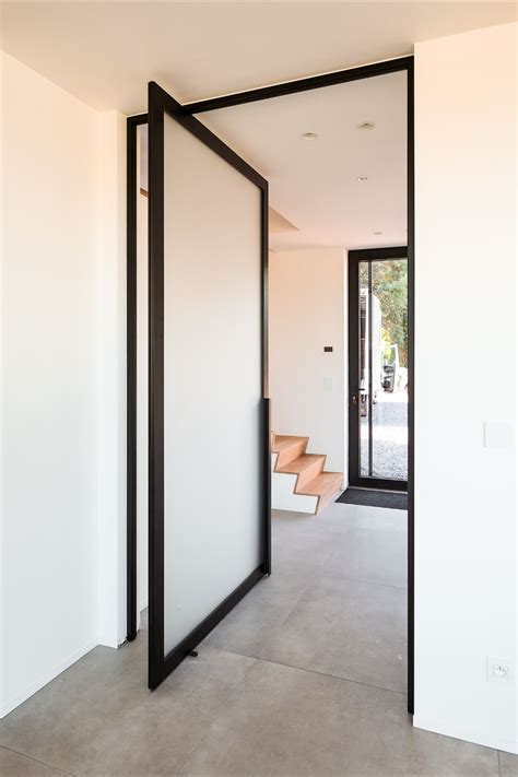 glazen taatsdeur op maat met mat ondoorzichtig glas en zwart aluminium hall interior decor