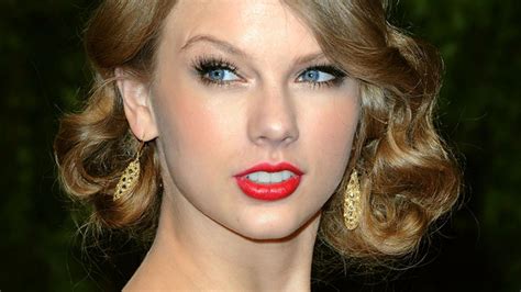 Taylor Swift May Sue Over Alleged Nude Photo