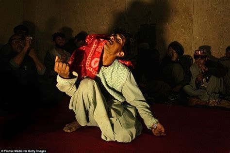 los niños bailarines de afganistán una tradición de