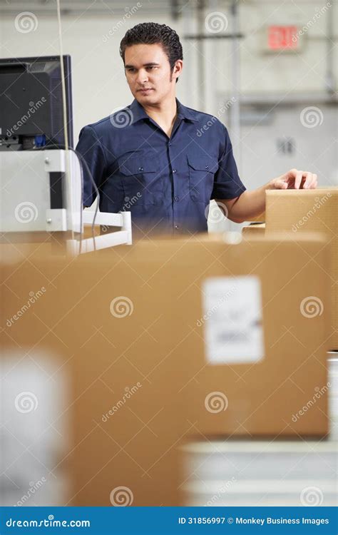arbeider die goederen controleren op riem  distributiepakhuis stock afbeelding image  mens