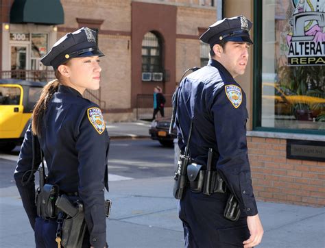 ‘nyc 22 ’ On Cbs Looks At Rookie Officers The New York Times