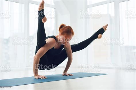 schoene frau praktiken handstand yoga asana tittibhasana firefly pose im
