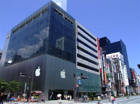 today  apple history fans queue   apple opens tokyo store