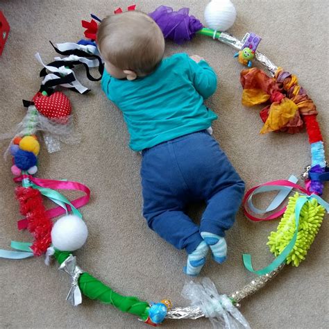 sensory hoop activites sensorielles bebe activite bebe nouveaux bebes