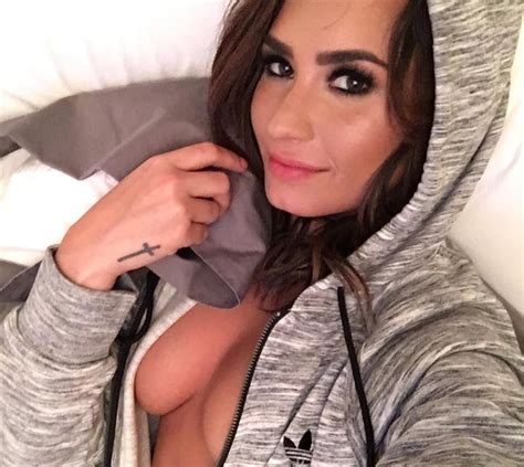 Demi Lovato S Private Deep Cleavage Selfies