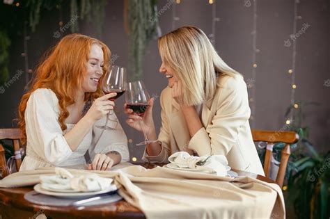 Premium Photo Lesbian Couple Having Dinner In A Restaurant Girls
