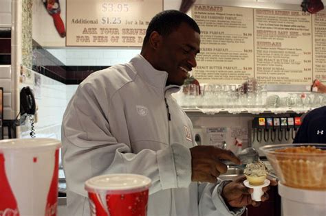retired ny giant jesse armstead signs samples treats  seduttos silivecom