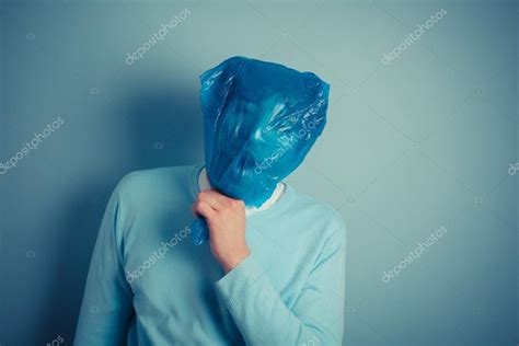 mann mit plastiktüte über seinem kopf zu ersticken — stockfoto © lofilolo 46837979