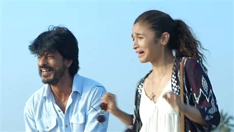 Alia Bhatt Shah Rukh Khan’s Dear Zindagi Earns Rs 8 75 Crore In A Day