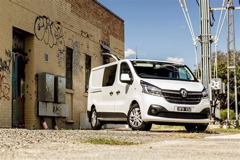renault trafic crew lifestyle lwb automatic  review