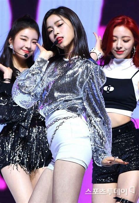 pin by misha on itzy 있지 in 2019 kpop girl groups guys girls fashion