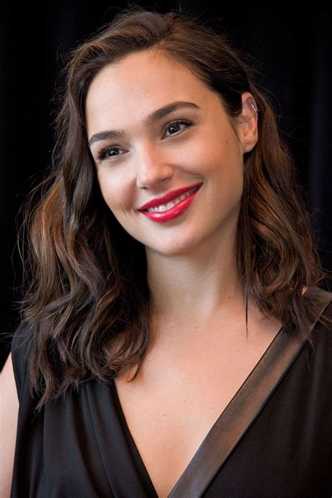 gal gadot hairstyles and makeup celebrity beauty wonder woman glamour uk