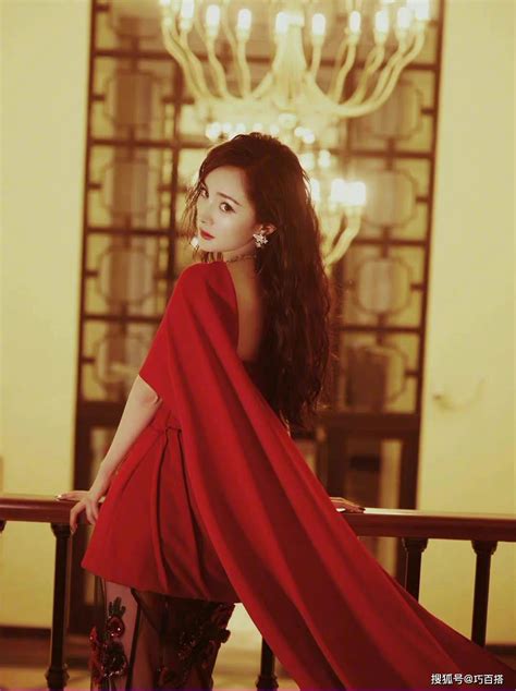 杨幂造型太明艳了！红裙美艳动人黑裙妩媚性感，尽显丰腴好身材 黑色