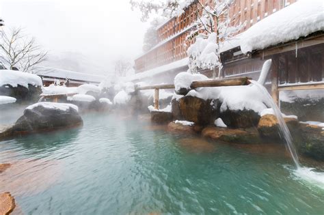 奥飛騨で源泉かけ流しの雪見露天といえば「平湯館」の山伏の湯の写真素材 ぱくたそ