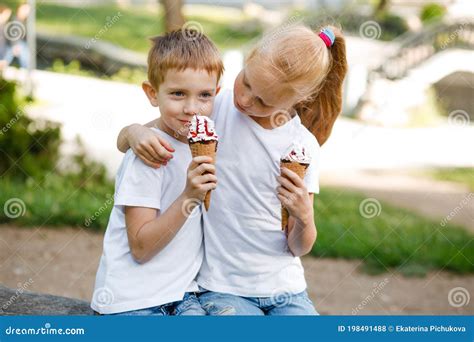 孩子们在公园吃冰淇淋 库存照片 图片 包括有 人力 团体 女孩 男朋友 藏品 活动家 喜悦 198491488