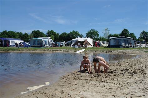kamperen aan de rand van de recreatieplas kamperen kampeerplaatsen camping