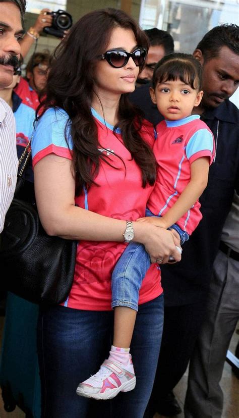 Aishwarya Rai Jazbaa Still Hot And Gorgeous With Daughter Photo