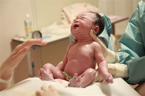 【助産師監修】分娩にかかる時間は？初産婦と経産婦の分娩所要時間│amoma 【公式】母乳育児向け専門ハーブティー、アロマ、マッサージオイル