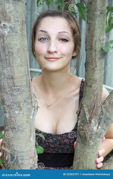 mooi grappig tienermeisje onder de bomen stock afbeelding image  emotie gelukkig