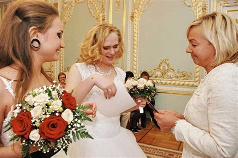 Brides Legally Marry In Russia Despite Ban On Same Sex Marriage